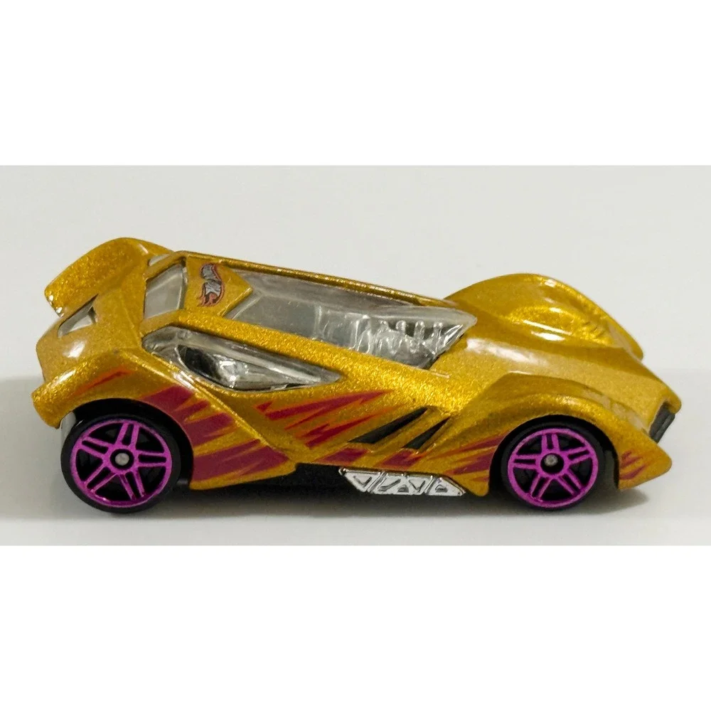 Hot Wheels Futurismo Toy Car‎ Kids 1:64 Gold Flake Pink Flame Purple Wheels